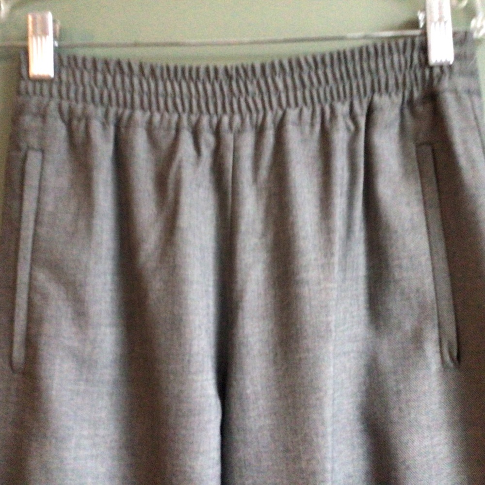 Ladies pull on soft grey pants Sz 8 28” inseam elastic waist & ankle exc cond
